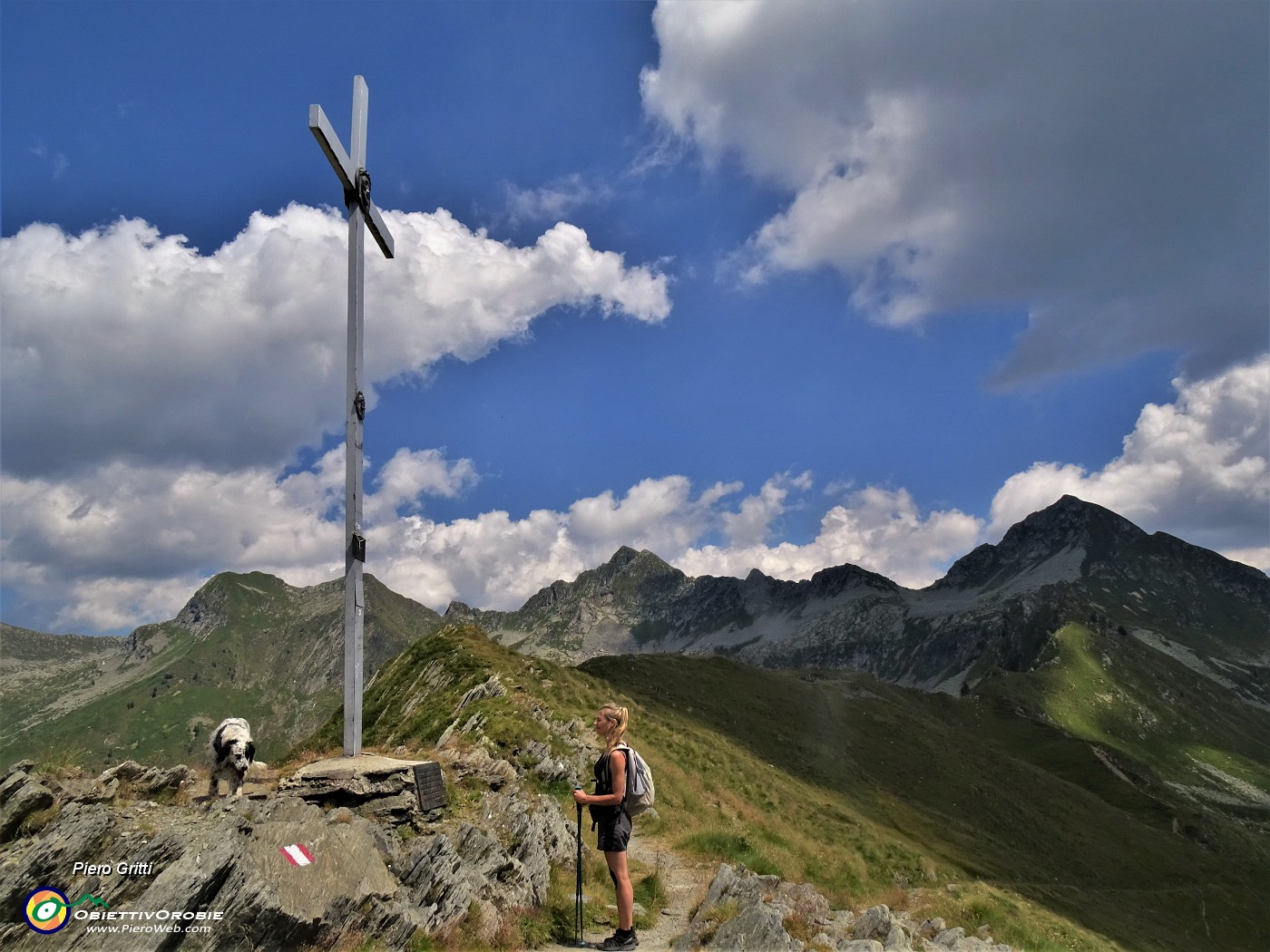 48 Alla croce del Passo di Tartano (2108 m) con vista in Cadelle-Valegino.JPG